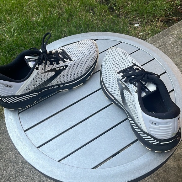 Brooks Adrenaline GTS 22 white/black size 8 men’s - Picture 3 of 4